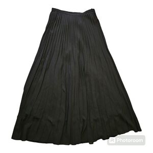 Uniqlo pleated maxi skirt